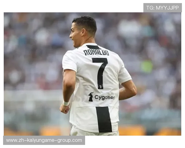 C罗深夜直播示范健身动作，粉丝忙跟练